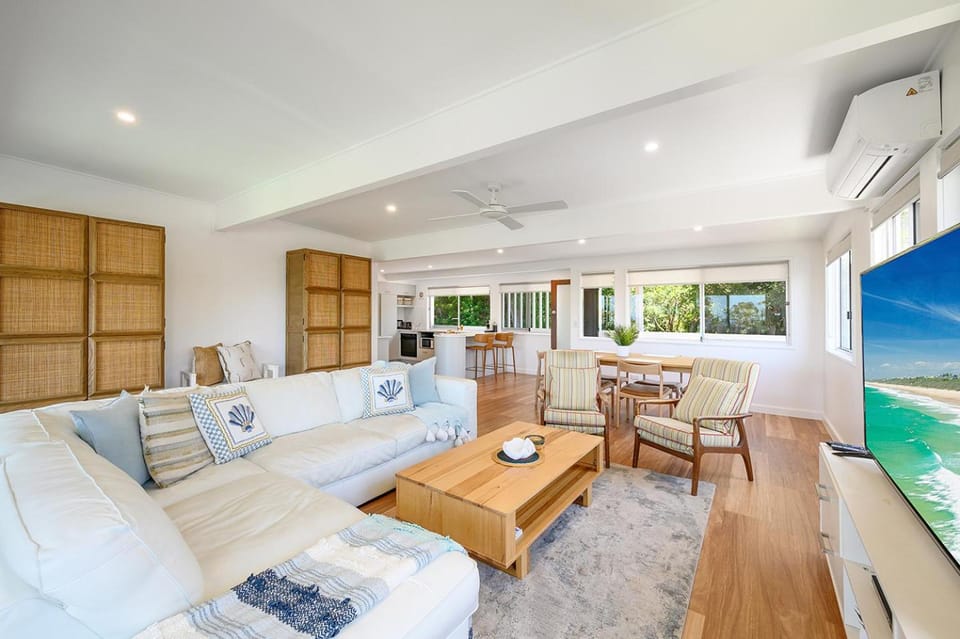 Natural landscape, TV and multimedia, Living room, Seating area, Dining area