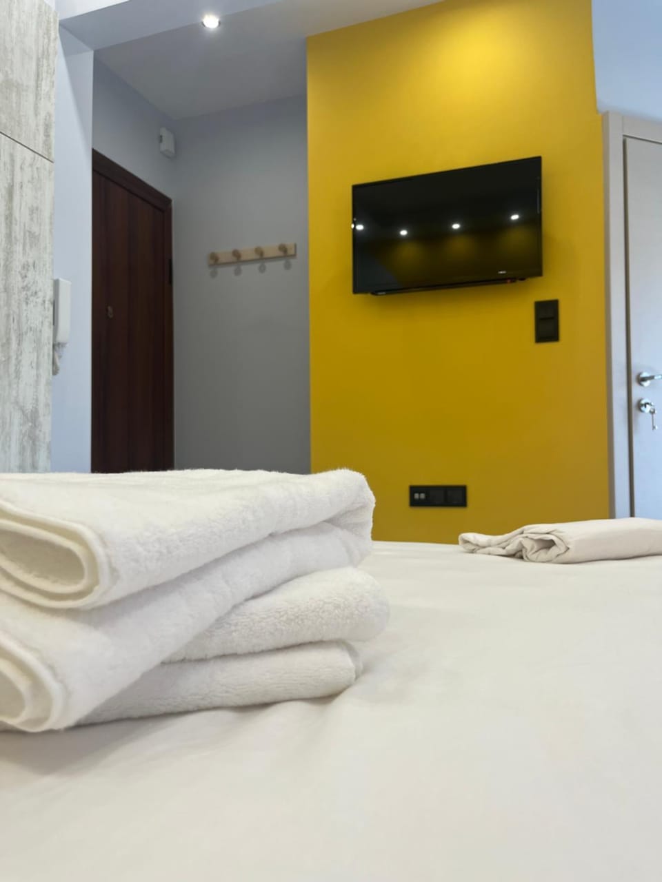 Bed, TV and multimedia, Bedroom, towels