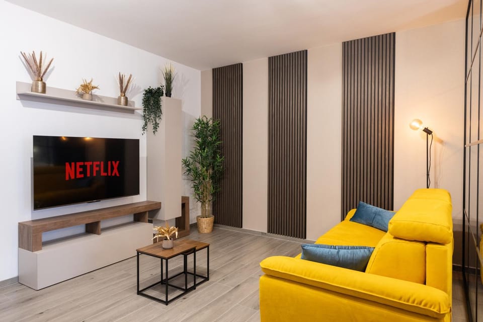TV and multimedia, Living room, Seating area, Evening entertainment