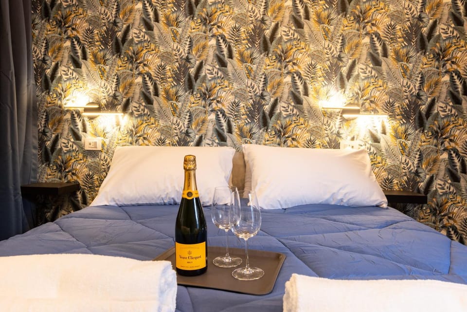 Bed, Decorative detail, Alcoholic drinks