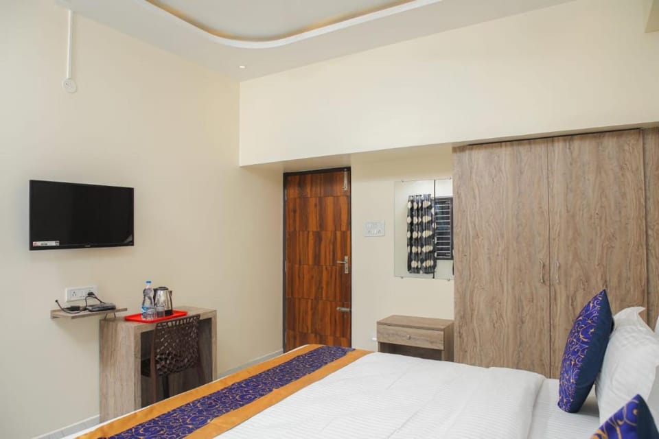 Bed, TV and multimedia, Photo of the whole room, Bedroom