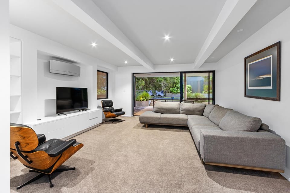 TV and multimedia, Living room, Seating area, Evening entertainment