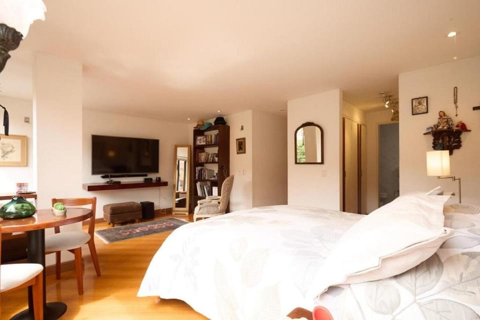 Bed, TV and multimedia, Photo of the whole room, Bedroom