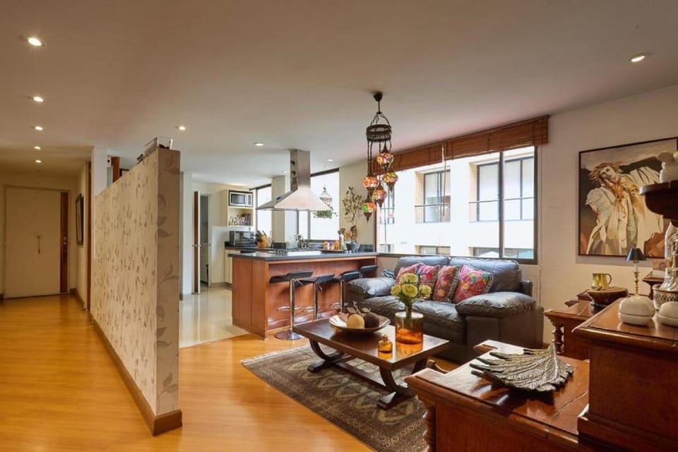Kitchen or kitchenette, Living room, Seating area, Dining area, microwave