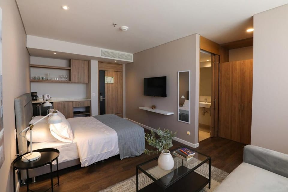 Bed, TV and multimedia, Photo of the whole room, Bedroom, internet, wardrobe, kitchen