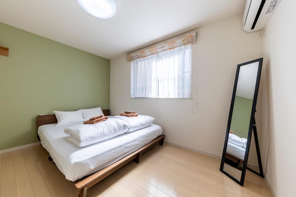 Bed, Photo of the whole room, Bedroom, towels, air conditioner