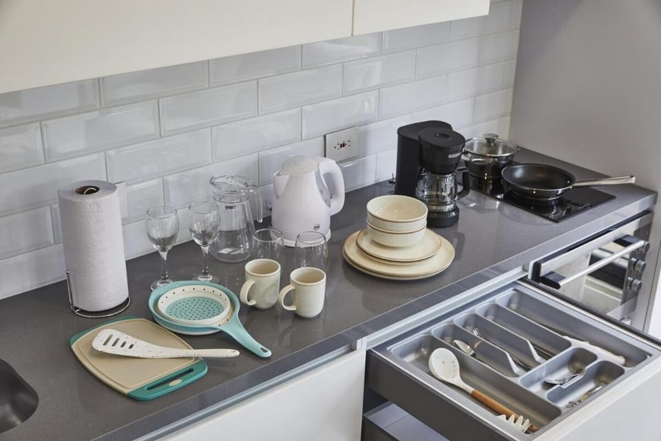Coffee/tea facilities, Kitchen or kitchenette, minibar, oven, stove, toaster