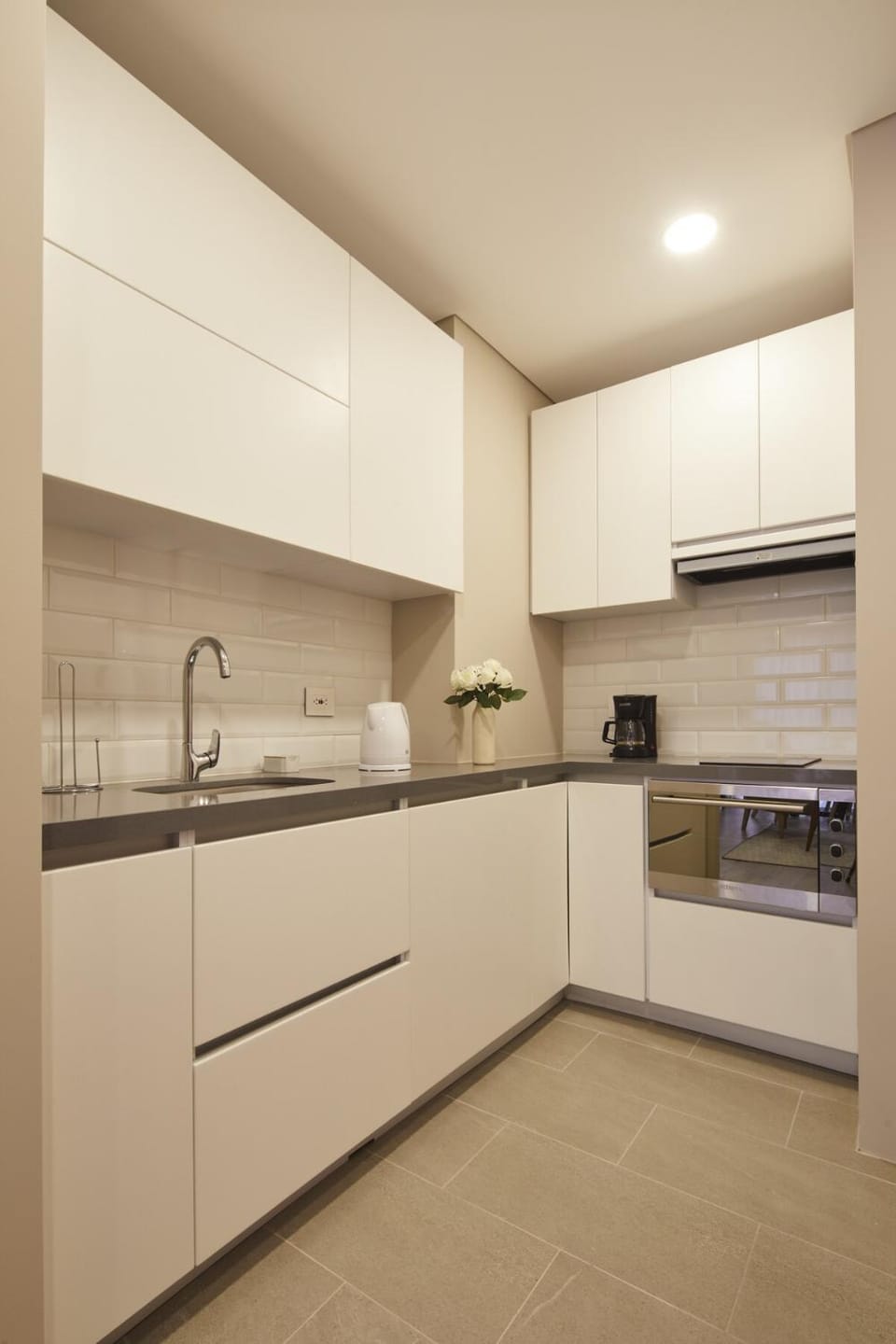 Kitchen or kitchenette, minibar, oven, stove, toaster