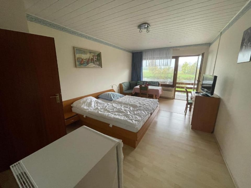TV and multimedia, Photo of the whole room, Bedroom