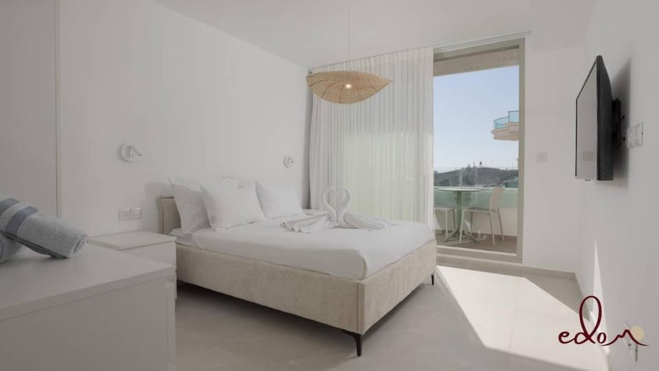Bed, TV and multimedia, Photo of the whole room, Bedroom, towels