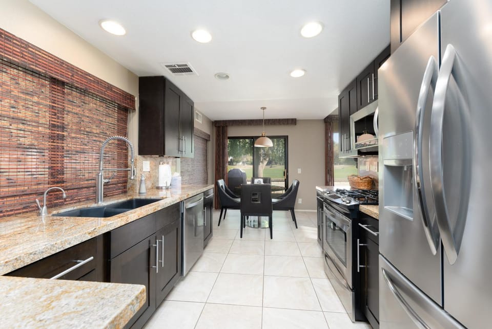Scenic Condo with Lake, Golf & Mountain Views by MariamsBnb Apartment in Cathedral City