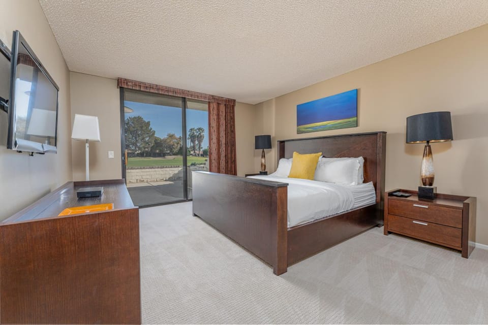 Scenic Condo with Lake, Golf & Mountain Views by MariamsBnb Apartment in Cathedral City