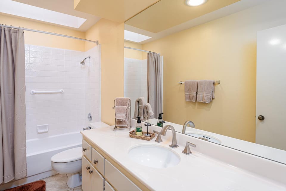 Scenic Condo with Lake, Golf & Mountain Views by MariamsBnb Apartment in Cathedral City