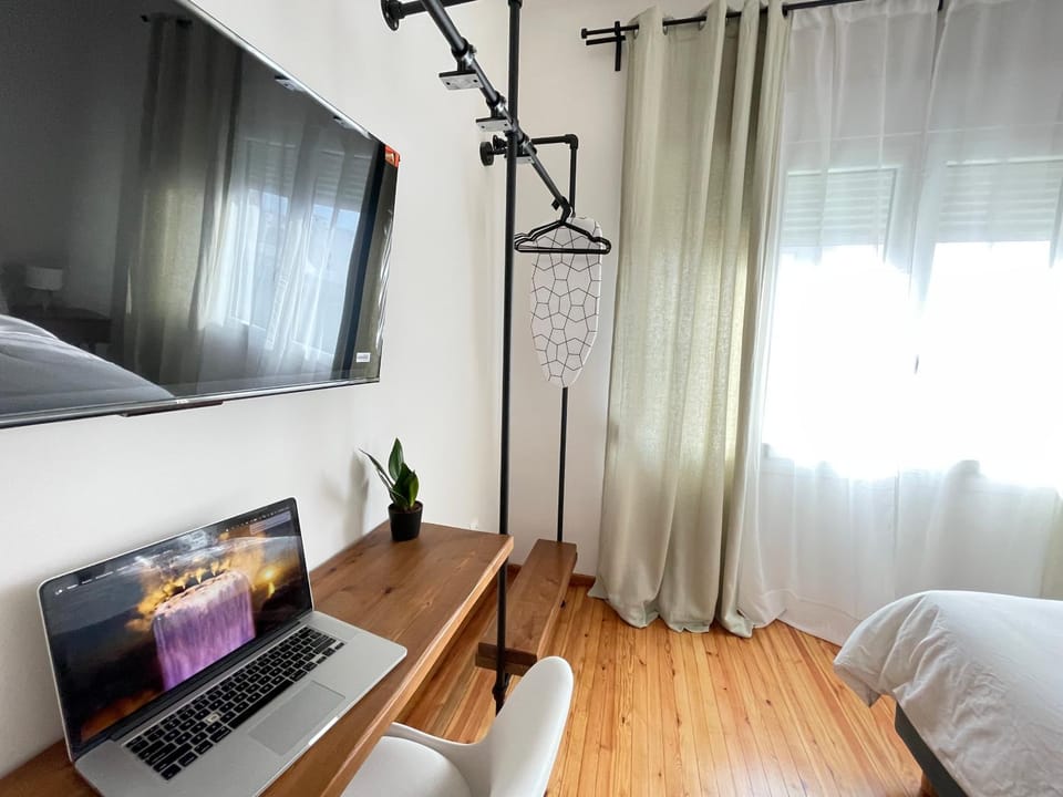 Bed, TV and multimedia, Bedroom