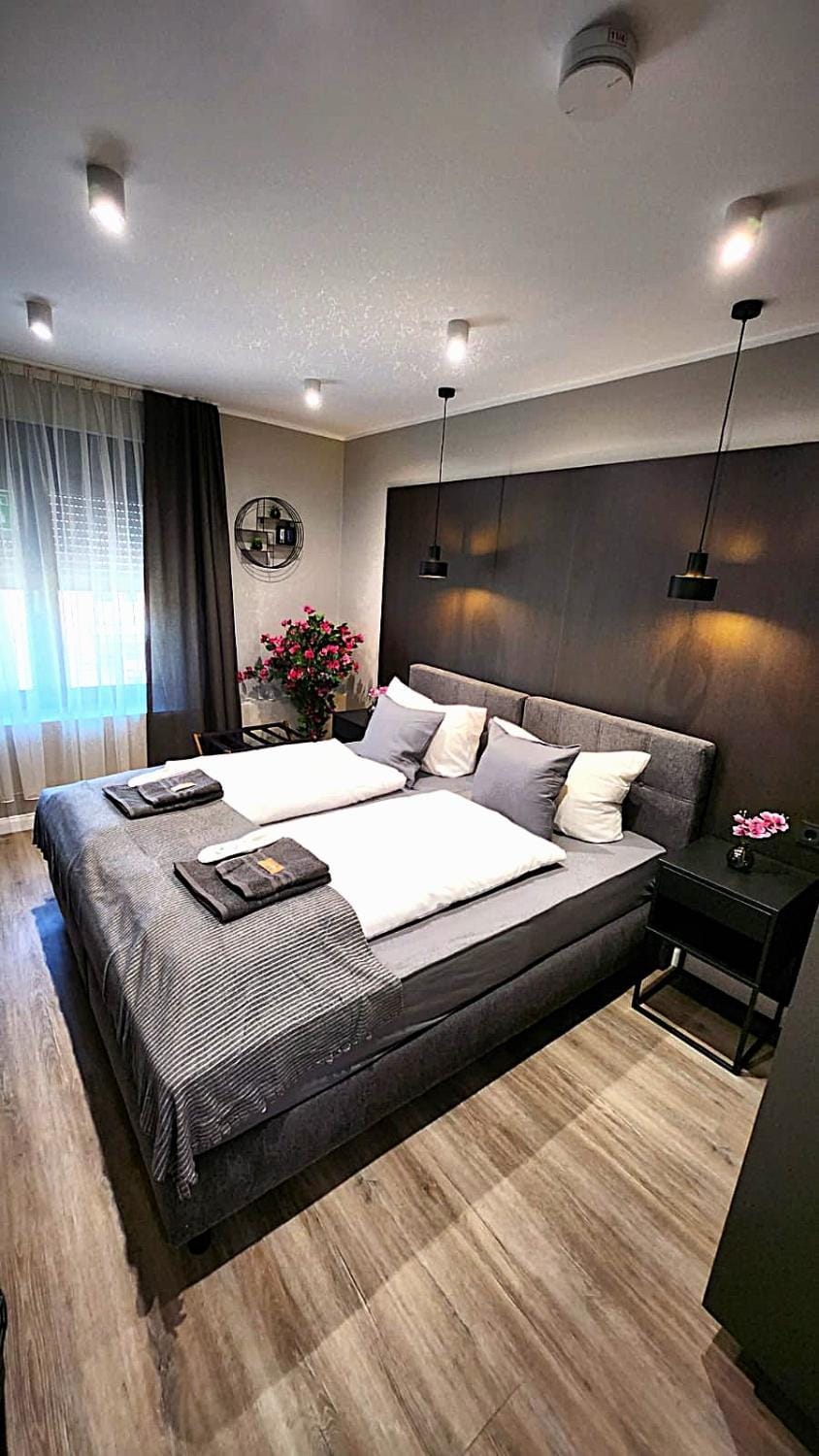 Bed, towels, air conditioner