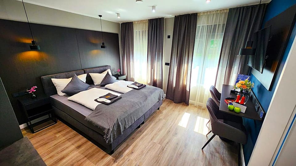 Bed, TV and multimedia, Bedroom, towels