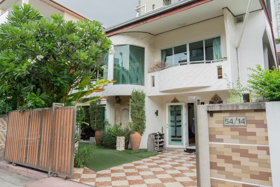 Luxury 4 KingSize BedRooms - Central & Modern Sukhumvit Villa in Bangkok