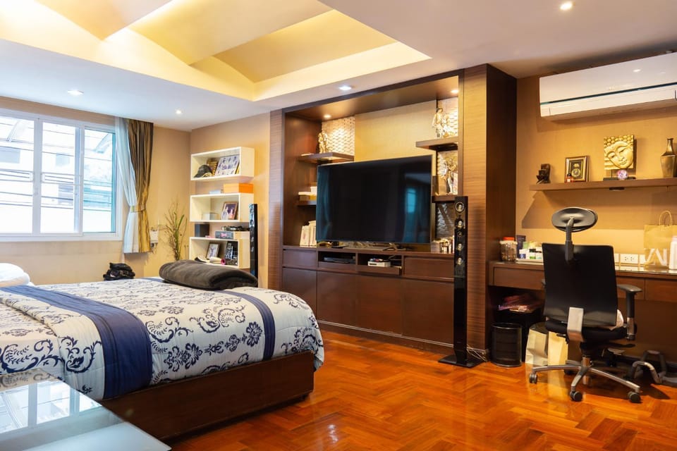 Luxury 4 KingSize BedRooms - Central & Modern Sukhumvit Villa in Bangkok