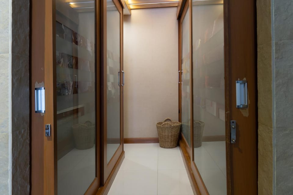 Luxury 4 KingSize BedRooms - Central & Modern Sukhumvit Villa in Bangkok