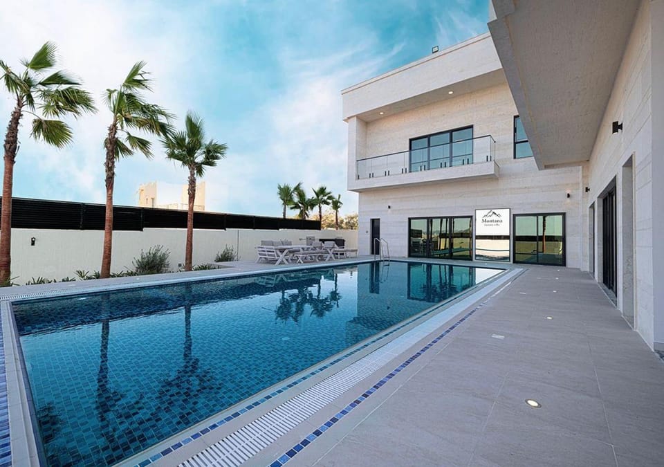 Property building, Day, Pool view, Swimming pool