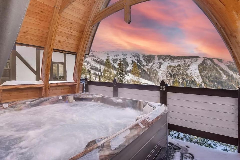 Ski-inSki-out in Schweitzer - 3BR3BA Hot Tub - Guest Favorite Chalet in Idaho