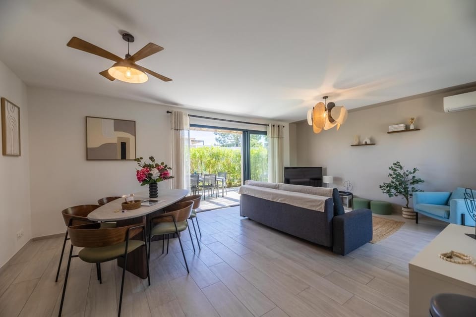 Property building, TV and multimedia, Living room, Dining area, internet