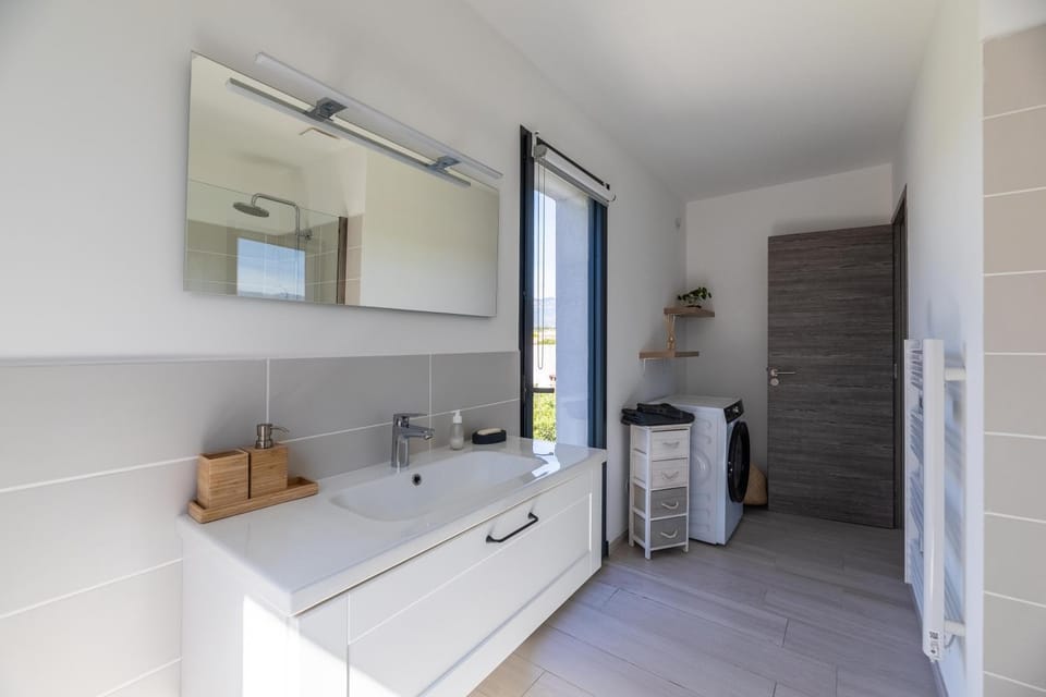 Shower, Property building, Bathroom, Mountain view, hair dryier, washing machine, dryer