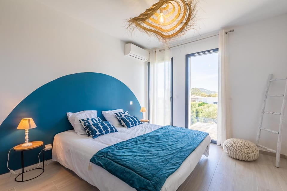 Property building, Bed, Photo of the whole room, Bedroom, Mountain view, Pool view, cot, towels