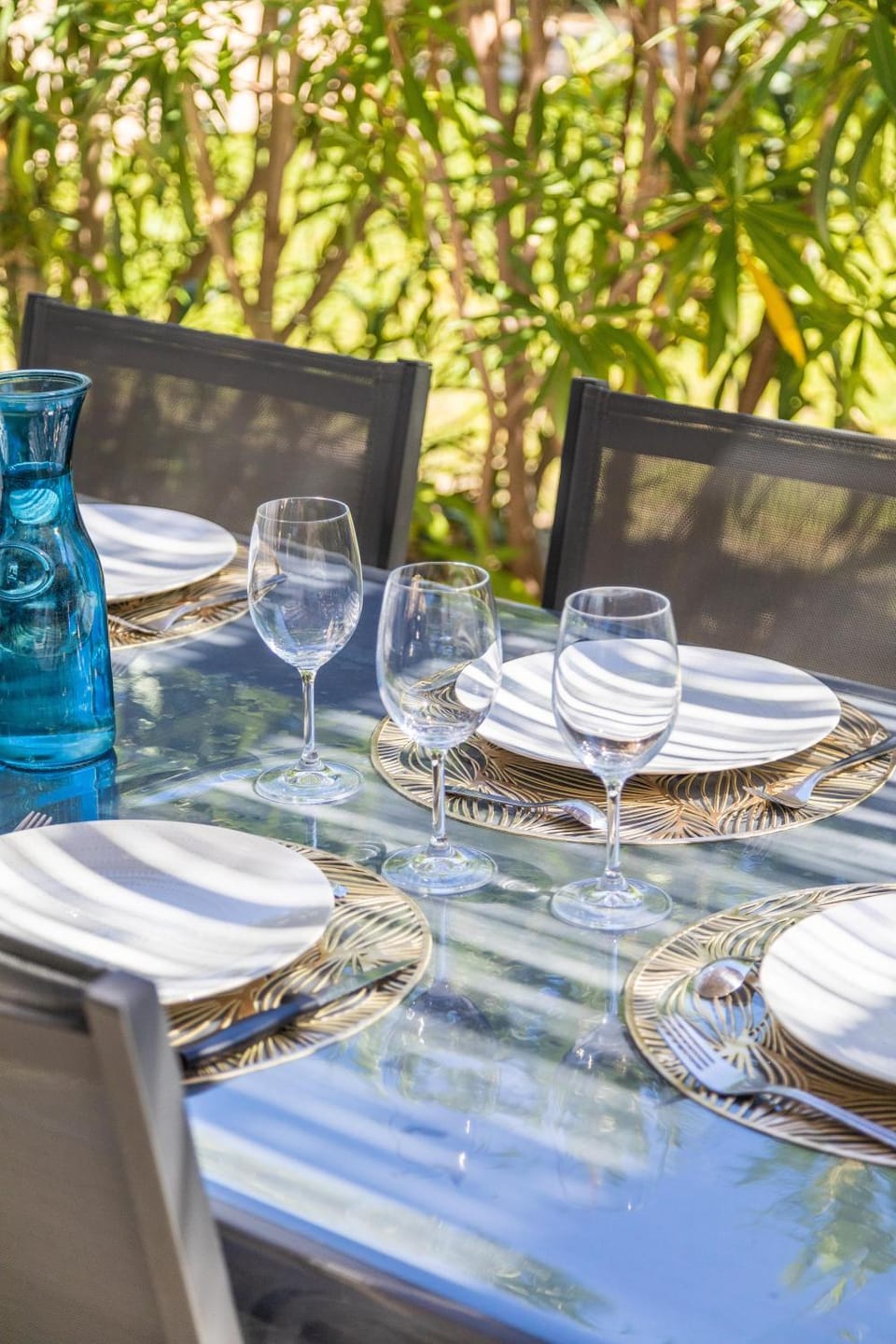 Property building, Patio, Day, BBQ facilities, Food and drinks, Dining area, Swimming pool