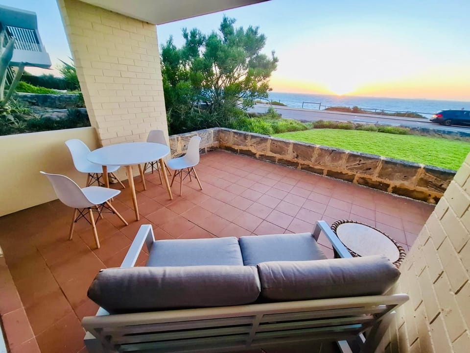 Perfect Oceanfront Cottesloe apartment Apartment in Perth