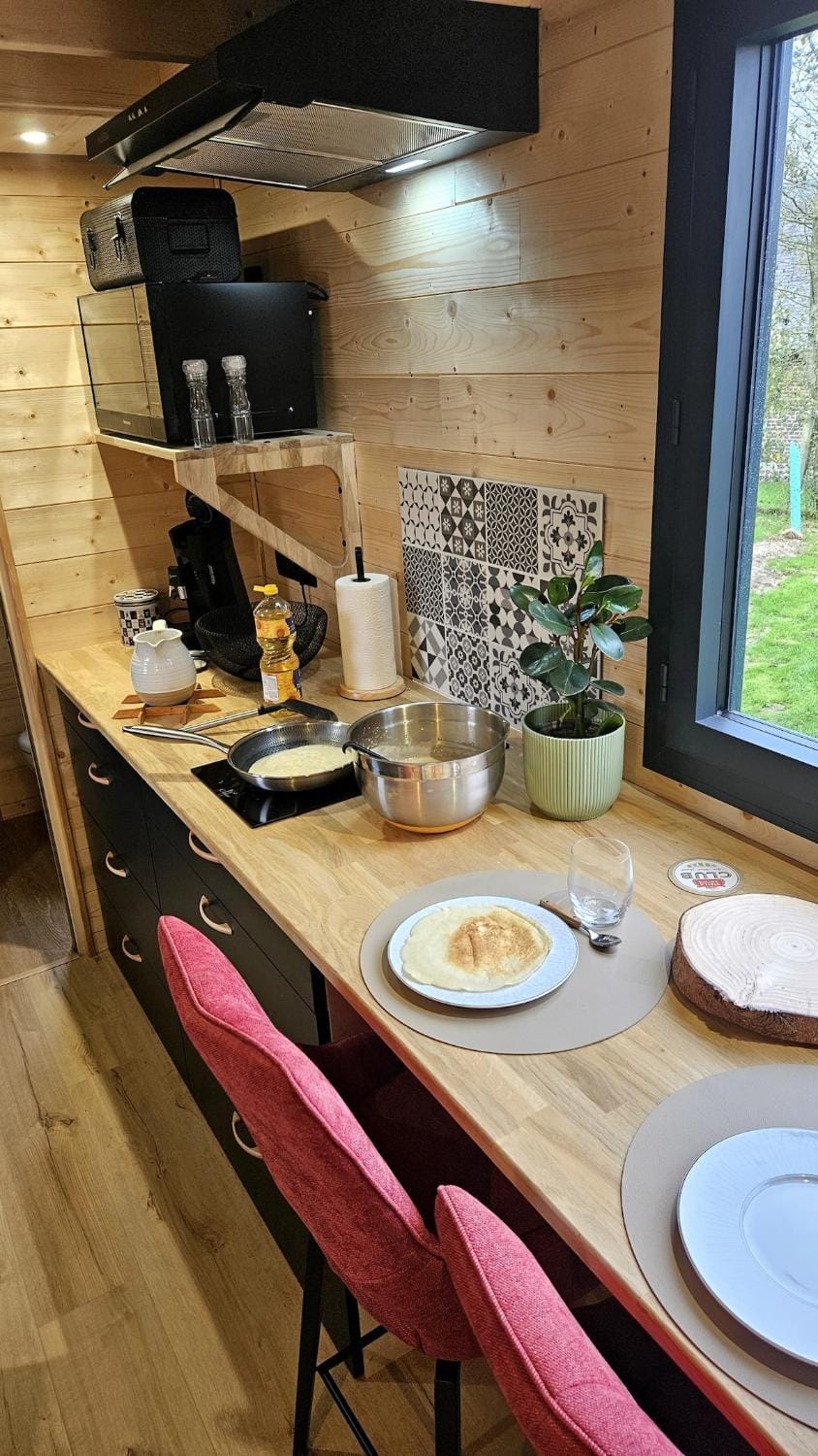 Kitchen or kitchenette, Dining area, Food, stove