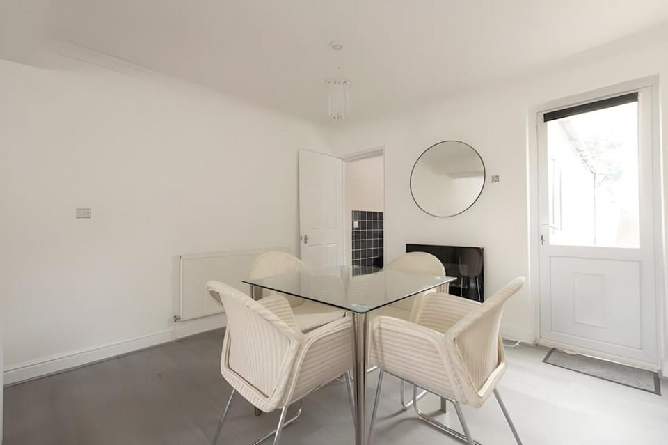 Lovely 2 Bed Room House in Grays Apartment in Grays