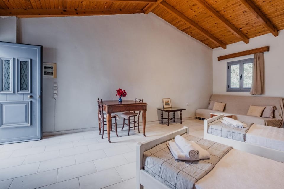 Bed, Seating area