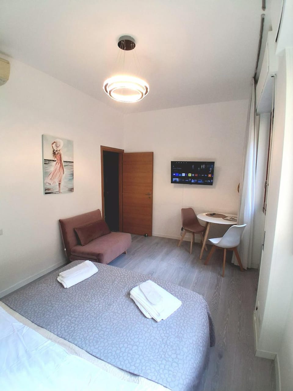 Bed, TV and multimedia, Seating area, towels
