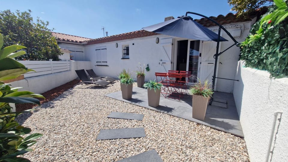 Property building, Patio, Day, Garden, Garden view