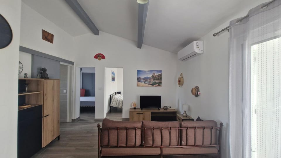 Communal lounge/ TV room, Seating area, air conditioner