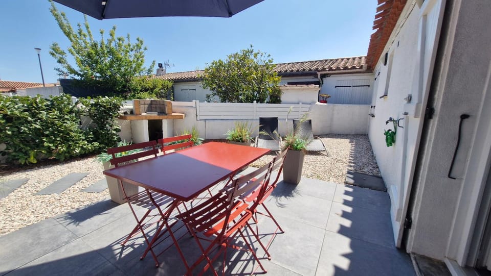 Property building, Patio, Day, View (from property/room), Balcony/Terrace, Dining area