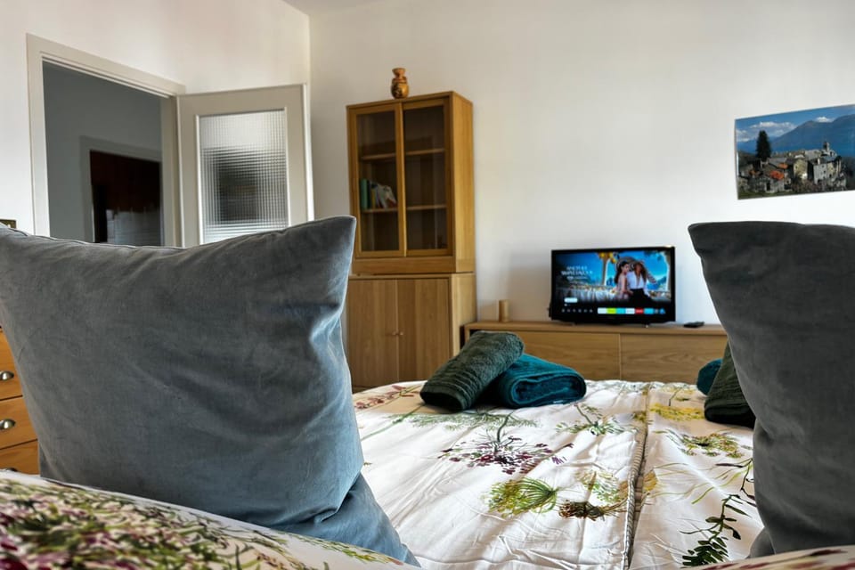 Bed, TV and multimedia, Living room, Evening entertainment