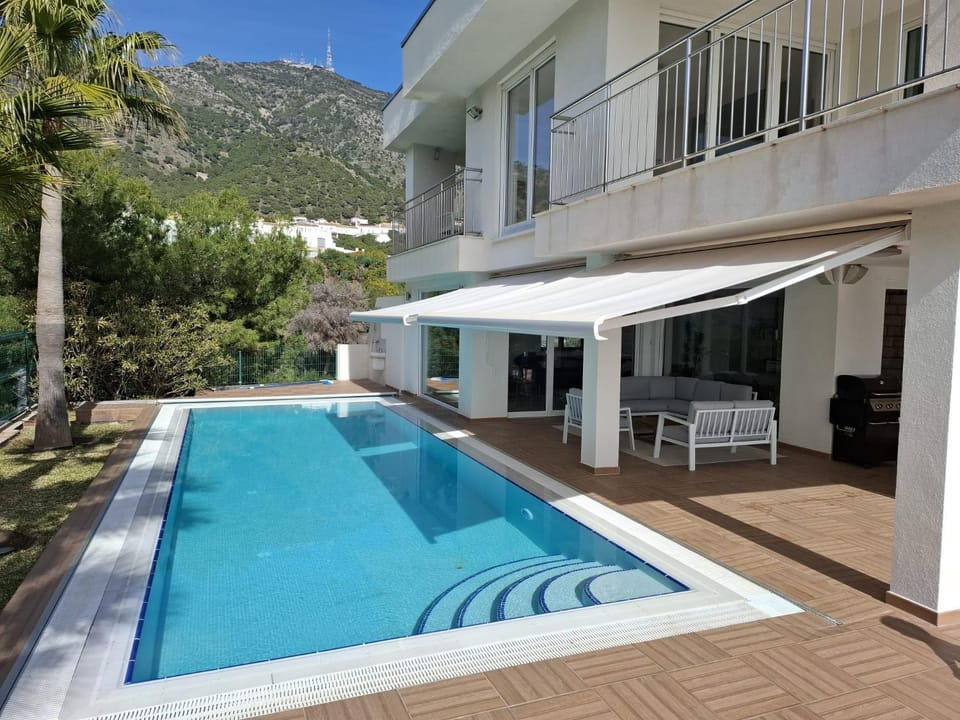 Property building, Patio, Swimming pool, Swimming pool