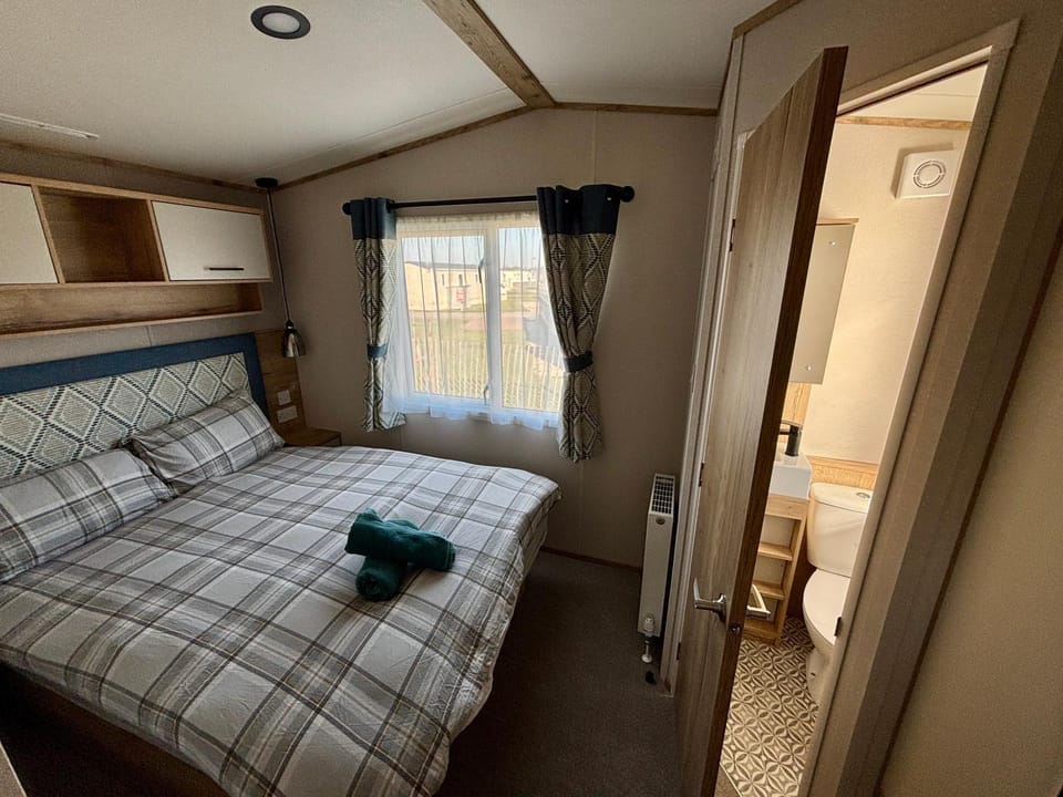 The Retreat 10 - Hot tub Mini Lodge, central heating, bed linen, & pet friendly - Meadow Lakes Caravan Hire Apartment in Chapel Saint Leonards