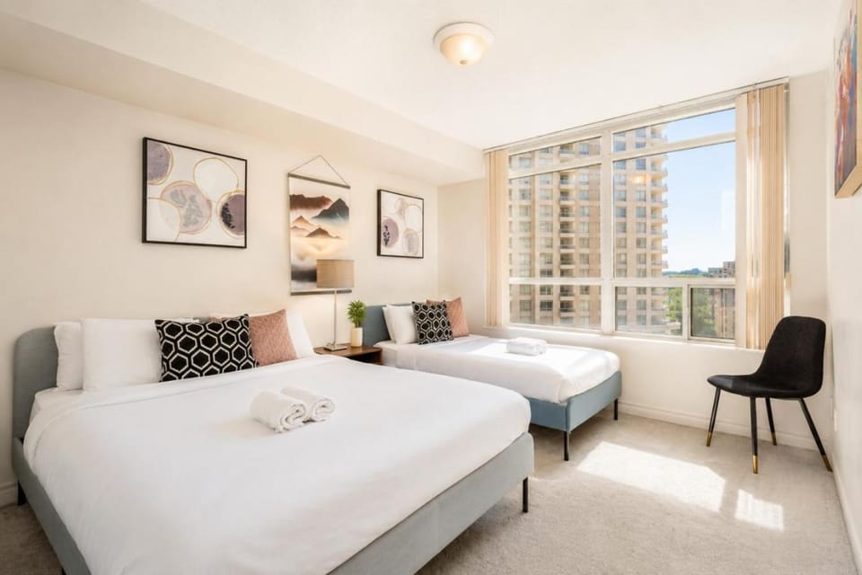 High-End 2BR 2BATH Condo-Steps to Square One Mall Apartment in Mississauga