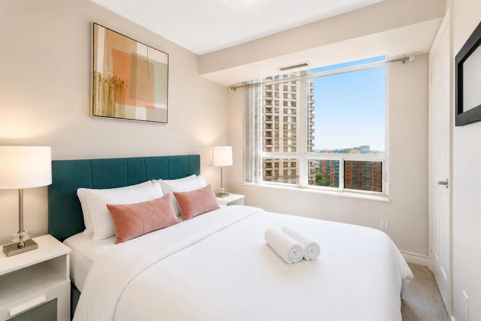 High-End 2BR 2BATH Condo-Steps to Square One Mall Apartment in Mississauga