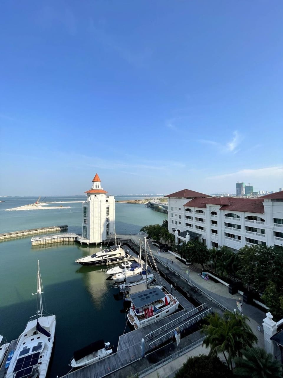 Property building, Day, Neighbourhood, Natural landscape, Activities, Sea view, Location