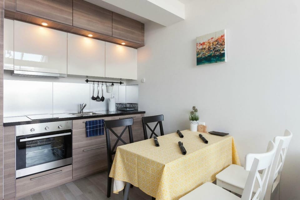 Coffee/tea facilities, Kitchen or kitchenette, Living room, Seating area, Family