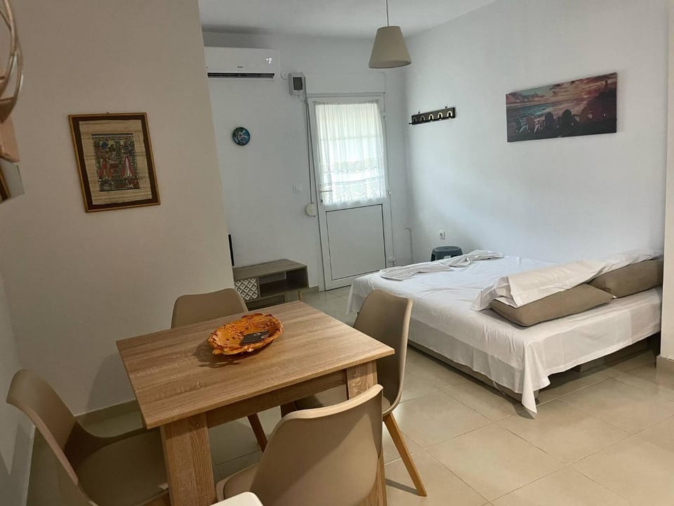 Bed, Living room, Photo of the whole room, Seating area, Dining area, air conditioner