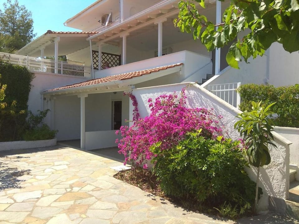 Property building, Garden, Balcony/Terrace, Garden view