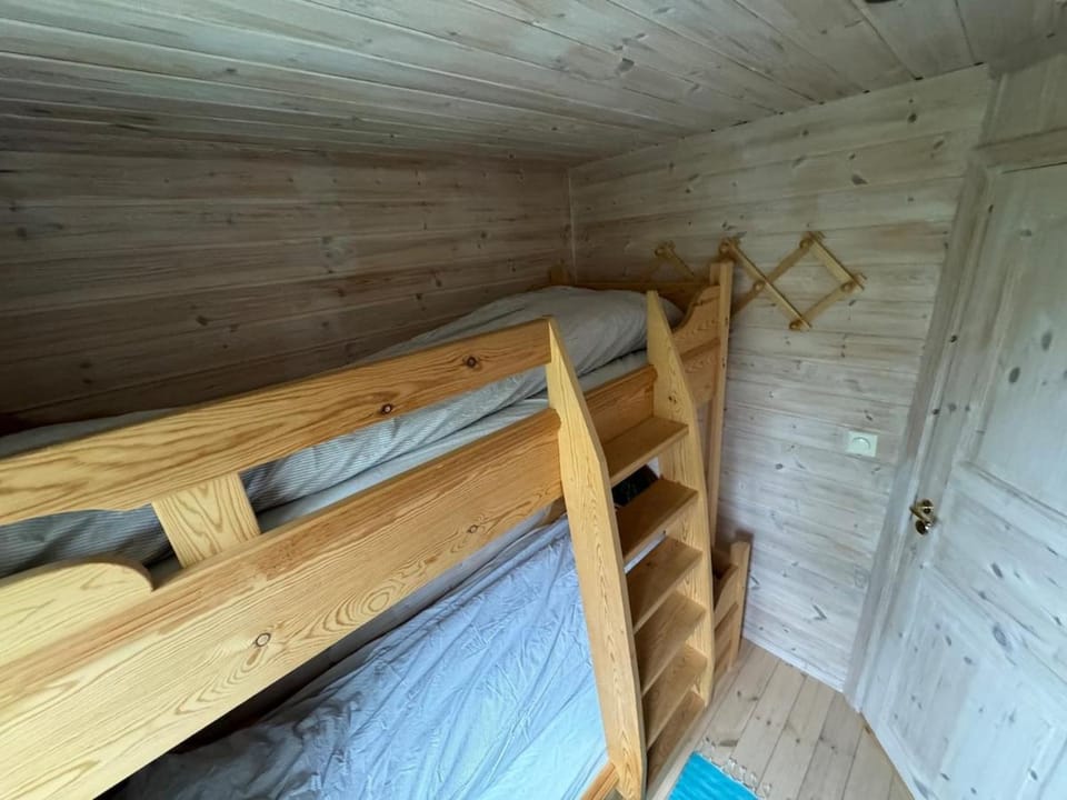 Bedroom, bunk bed