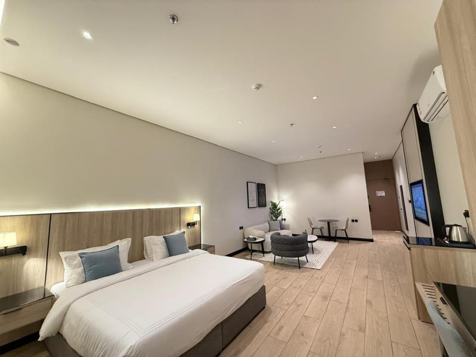 Bed, TV and multimedia, Seating area, air conditioner