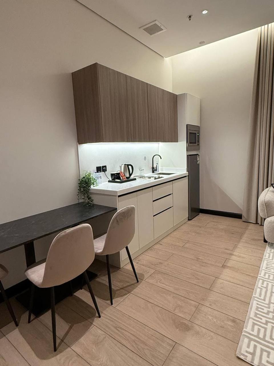 Kitchen or kitchenette, Dining area
