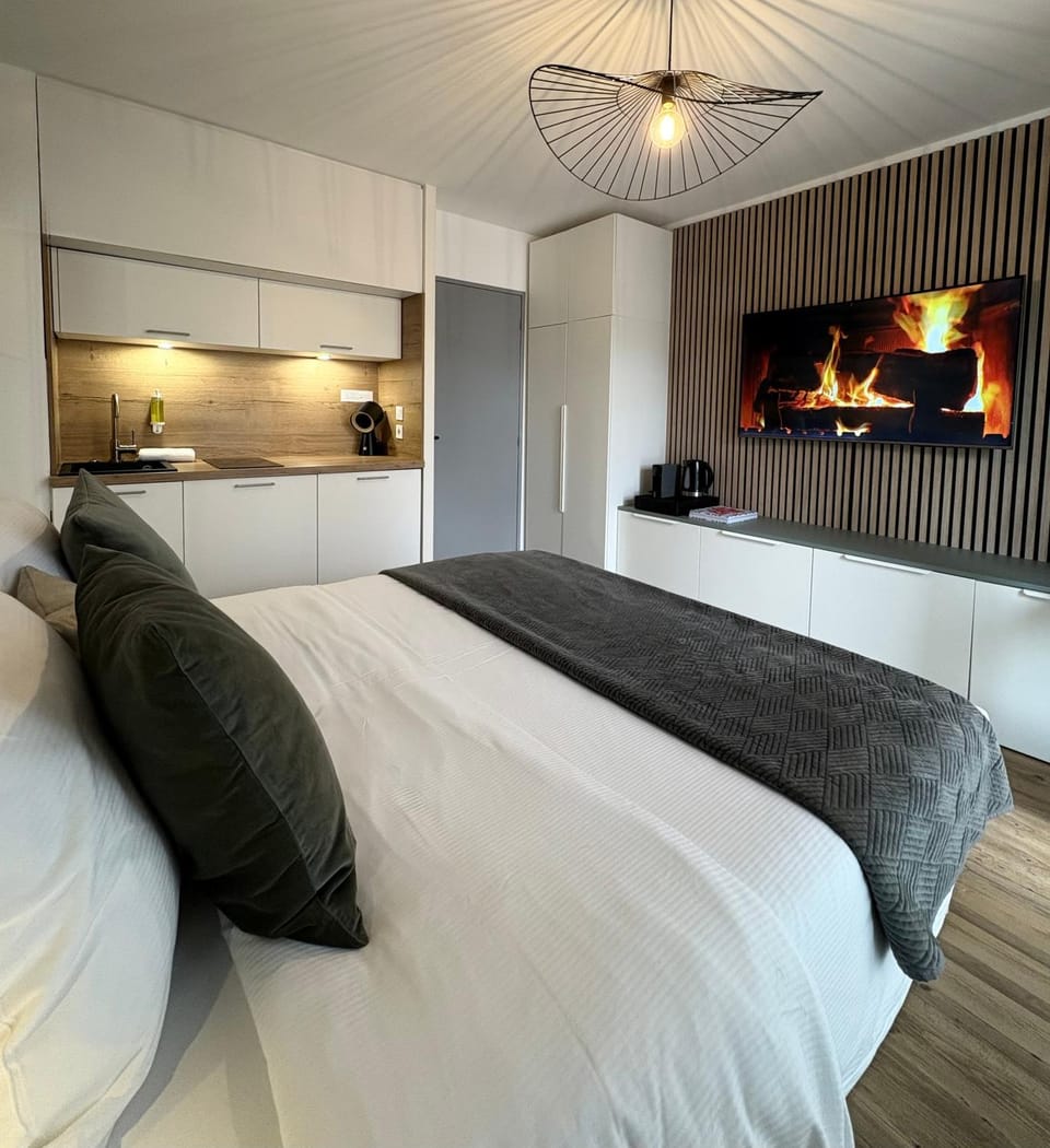 Bed, Photo of the whole room, Bedroom